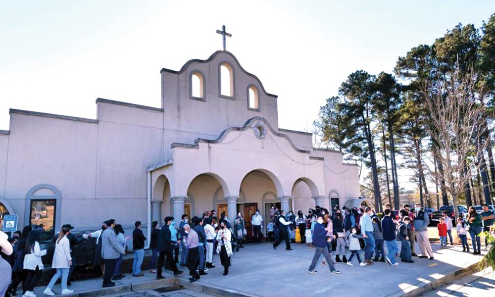 Bajo el liderazgo del “Padre Jacques”, la misión hispana construyó fuertes lazos comunitarios y una iglesia