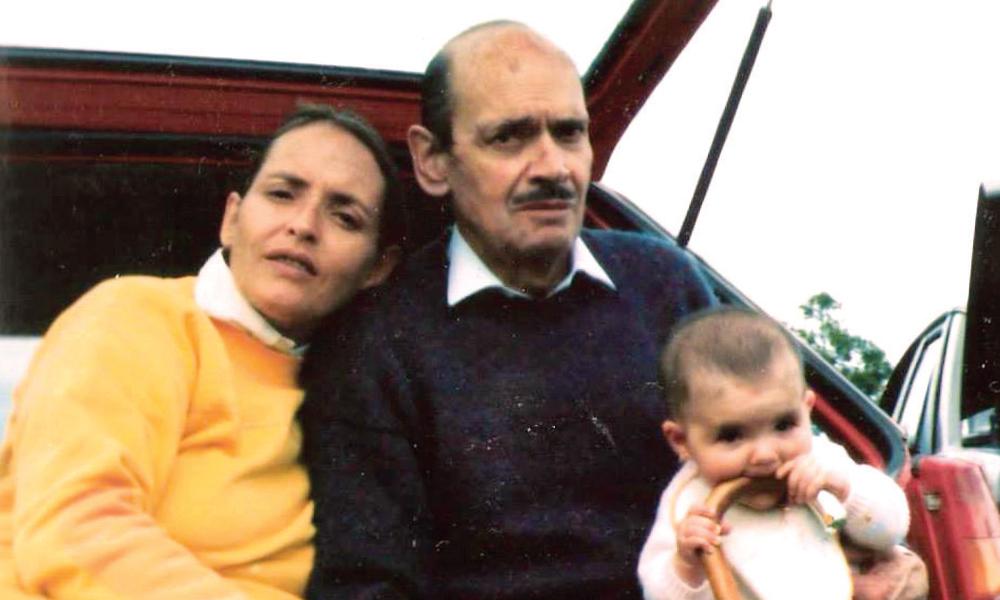 La autora es retratada de bebé con su tía Teresa y su abuelo Eduardo