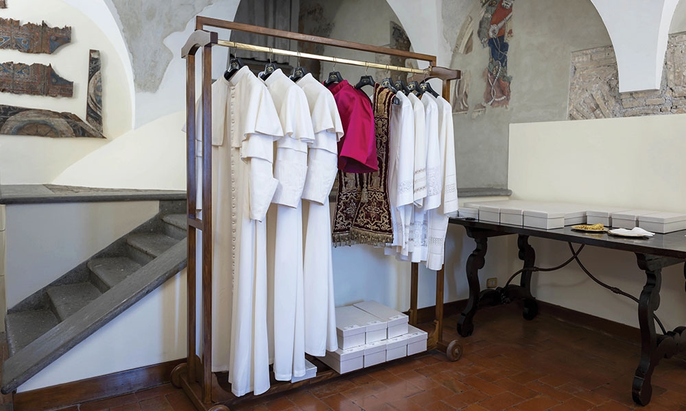 Las vestimentas descansan en la Sala de las Lágrimas de la Capilla Sixtina antes del conclave para elegir al próximo papa el 6 de mayo