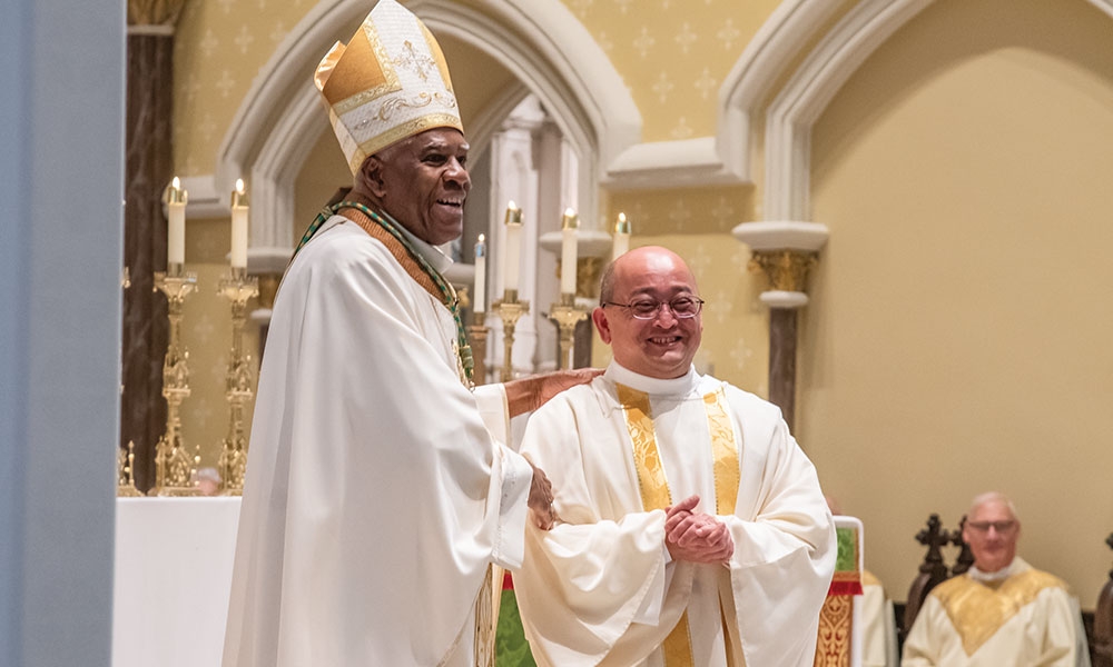 El diácono Binh Nguyen-Davis y obispo Jacques Fabre-Jeune, CS